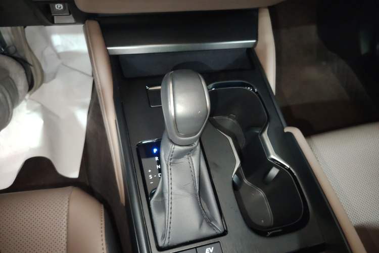 Used Lexus ES 2025 300h Deluxe Edition
