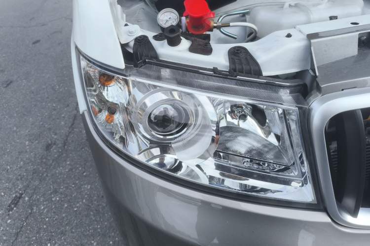 Used Jinbei New Hiace X30L CNG 2025 120L Champion Edition Bus with Central Air Conditioning 6/7 Seats