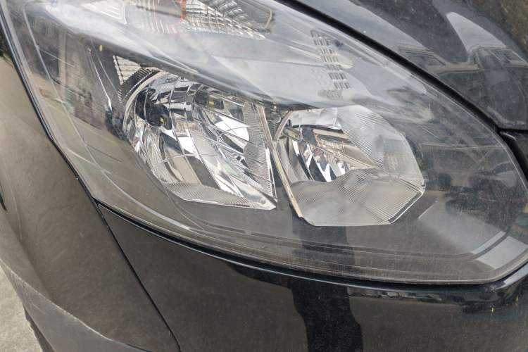 Used Ford Transit 2019 2.0T Diesel Multi-Purpose Commercial Vehicle Mid-Drive Mid-Roof 6-Seater China VI Standard