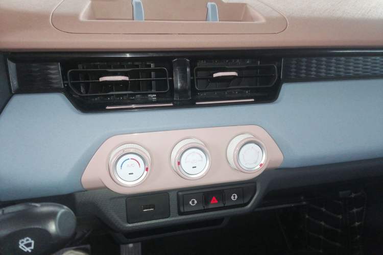 Used Chery QQ Ice Cream 2022 170km Sundae Phosphate Lithium-Ion Audio And AC Panel