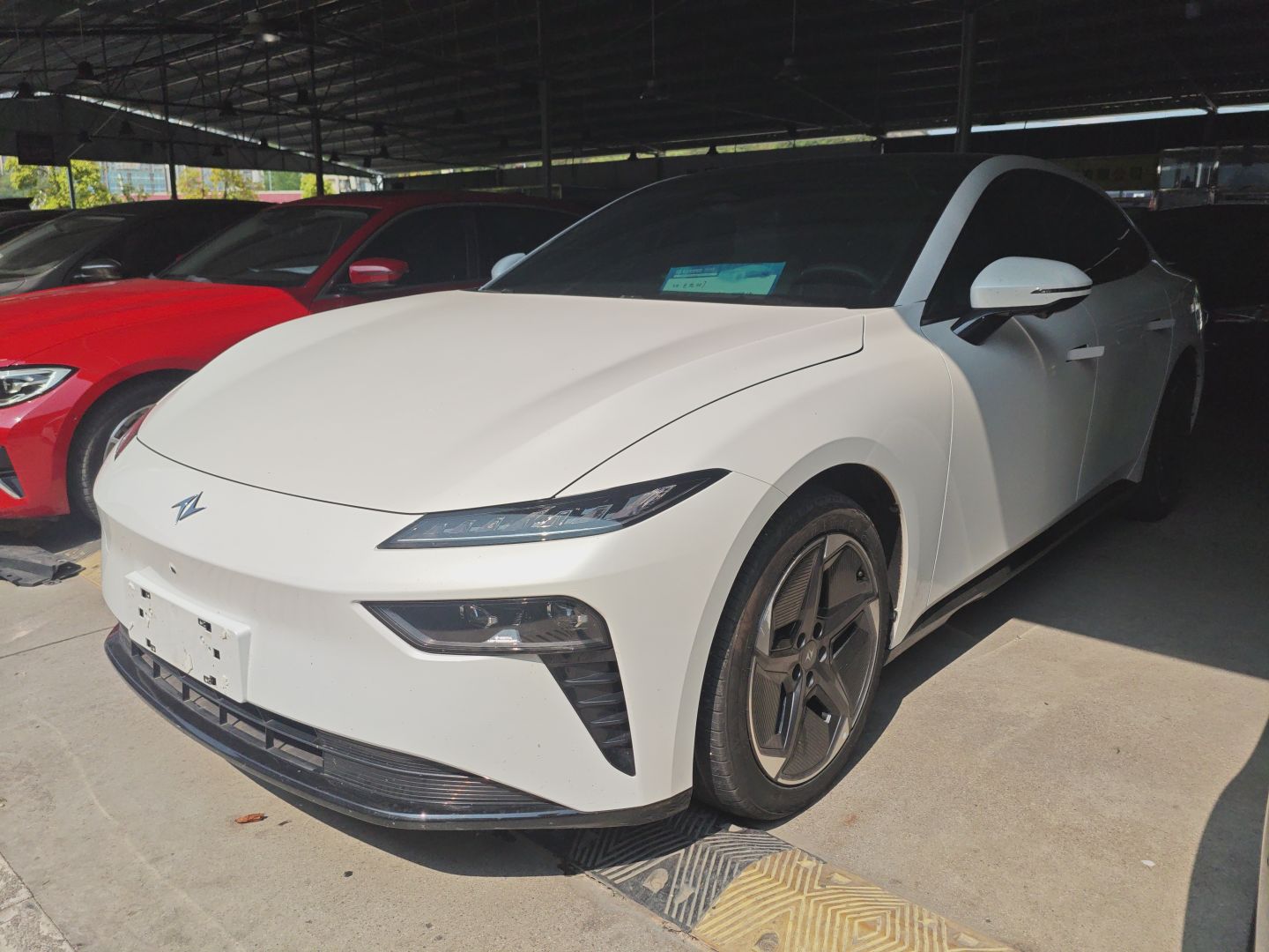 Под передней частью автомобиля