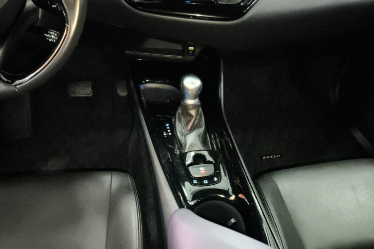 Used Toyota IZOA 2018 2.0L Yichi Version China VI Standard
