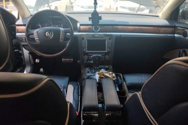 Used Volkswagen Phaeton 2011 3.6L V6 4-Seater Extended-Length Individual Edition Center Console