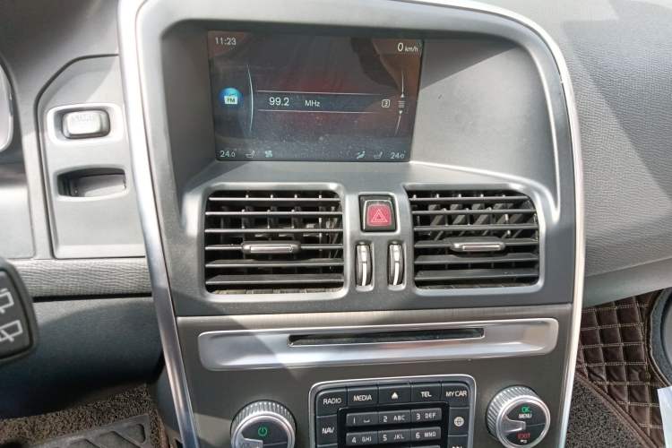 Used Volvo XC60 2016 T5 Smart Version Audio And AC Panel