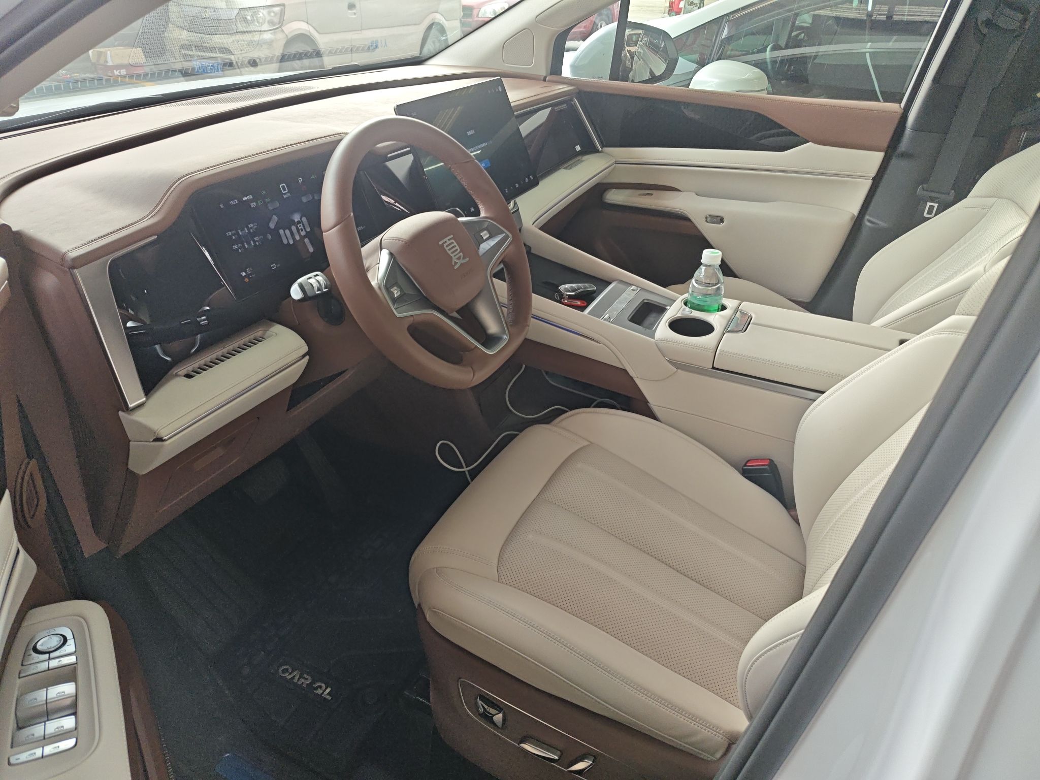 Переднее сиденье в автомобиле