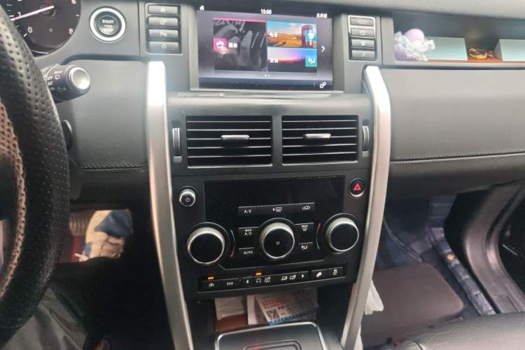 Used Land Rover Discovery Sport 2017 2.0T PURE Audio And AC Panel