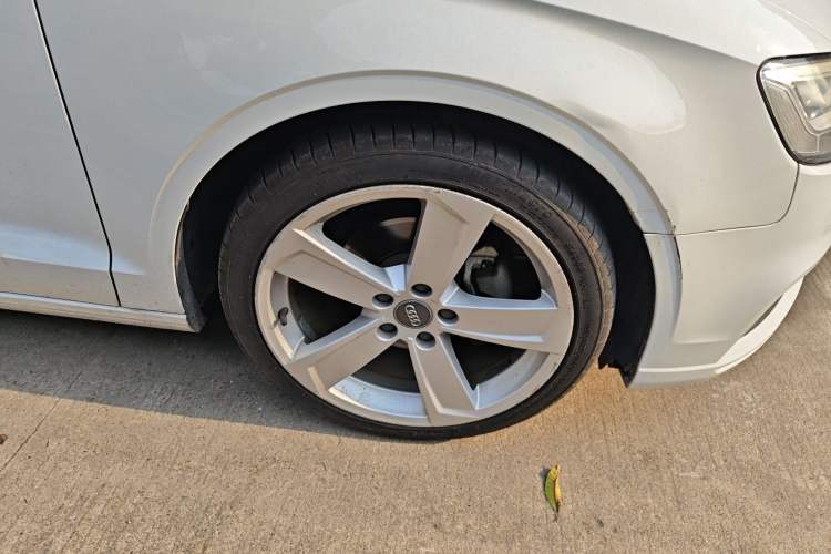 Used Audi A3 2017 Limousine 35 TFSI Style Edition Right Front Wheel Hub