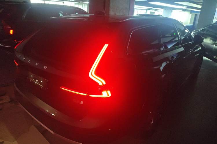 Used Volvo V90 2024 Cross Country B5 AWD Smart Range Edition