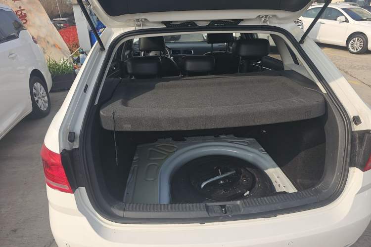 Used Volkswagen Gran Lavida 2017 1.6L Automatic Fashion Edition Trunk