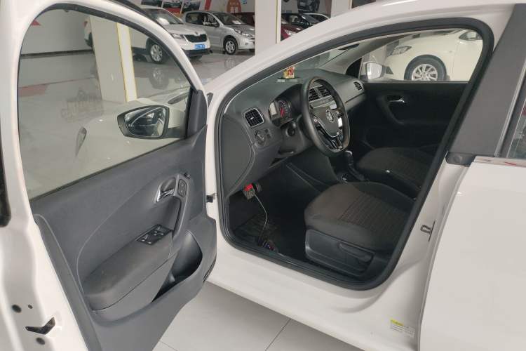 Used Volkswagen Polo 2016 1.6L Automatic Comfort Model
