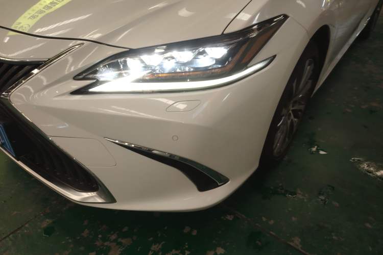 Used Lexus ES 2020 300h Deluxe Edition
