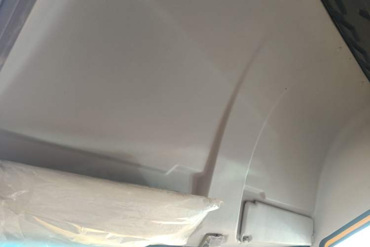 Used Iveco Daily 2021 2.8T V40 VAN厢式 Cargo Van 3-Seater Long Wheelbase Mid-Roof Design Dual Tires Manual Door