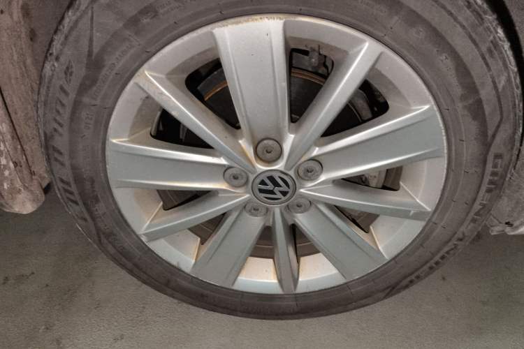 Used Volkswagen Jetta 2015 Value Edition 1.6L Automatic Comfort Version Right Front Wheel Hub