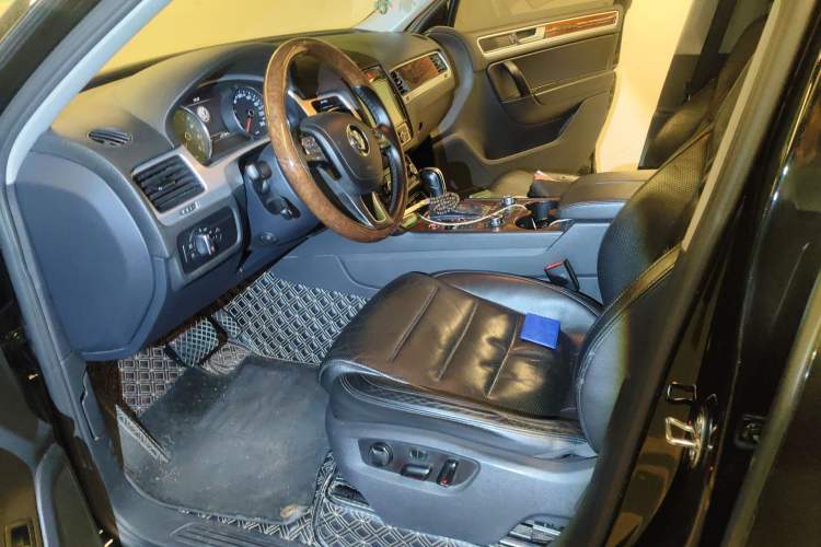 Used Volkswagen Touareg 2011 3.0 TSI High-End Version Left Front Seat