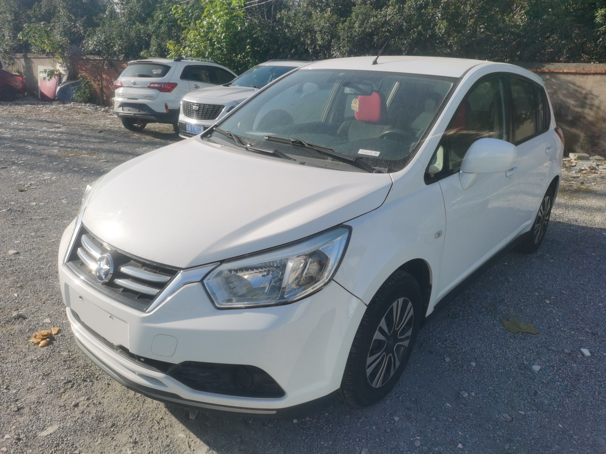 تحت مقدمة السيارة