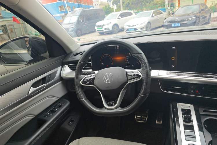 Used Volkswagen Tavendor 2024 380TSI All-Wheel-Drive R-Line Cruise Premium Edition Steering Wheel