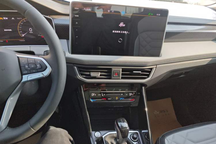 Used Volkswagen Tayron 2024 300TSI Two-Wheel-Drive Luxury Plus Advanced Version Audio And AC Panel