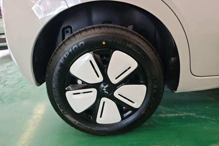 Used Wuling Hongguang MINIEV 2025 Four-Door Version Advanced Edition Right Rear Wheel Hub