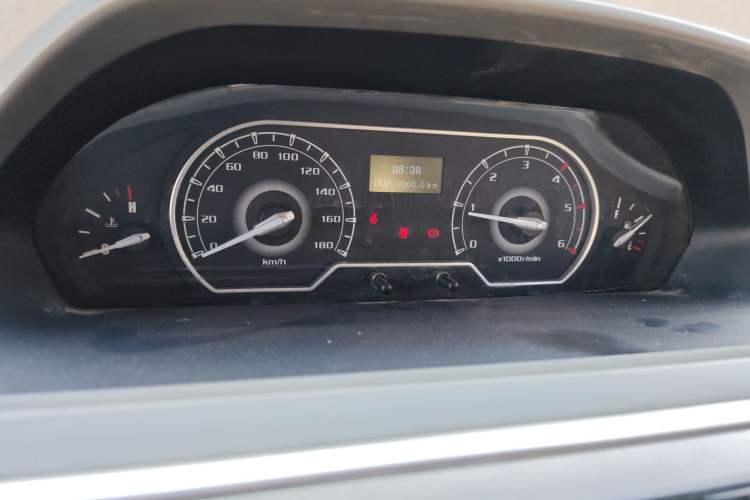 Used SAIC MAXUS Xintu V80 2018 2.5T 6-Speed Manual Aoyuntong Short Wheelbase Mid-Height 5-6 Seater