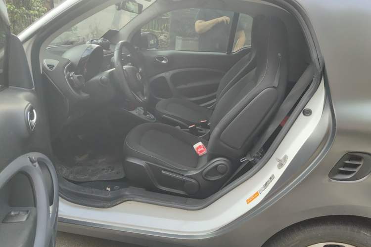 Used smart fortwo 2015 1.0L 52 kW Hardtop Passion Edition Driver Seat