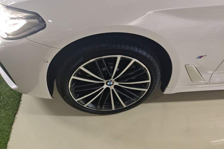 Used BMW 5 Series 2023 Restyled 530Li Leading Edition M Sport Package Left Front Wheel Hub