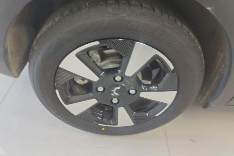 Used Wuling Bingo PLUS 2024 330 km Range Five-Seater Version Right Rear Wheel Hub