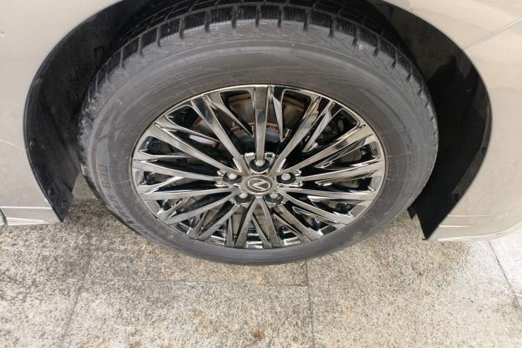 Used Lexus LM 2023 350h Seven-Seat Elegant Edition Right Front Wheel Hub