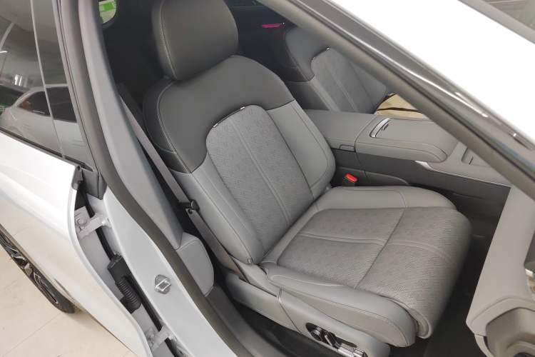 Used Zeekr 7X 2025 100 kWh Long-Range Rear-Wheel Drive with Intelligent Driving Features
