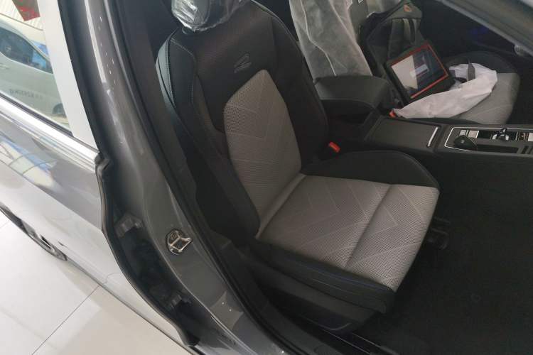 Used Volkswagen Golf 2025 Facelift 300TSI R-Line Right Front Seat