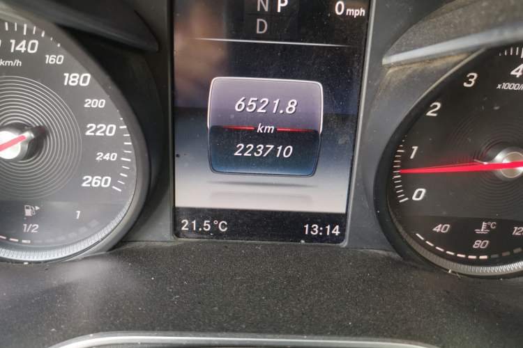 Used Mercedes-Benz GLC 2016 GLC 260 4MATIC Dynamic Edition Odometer Close Up