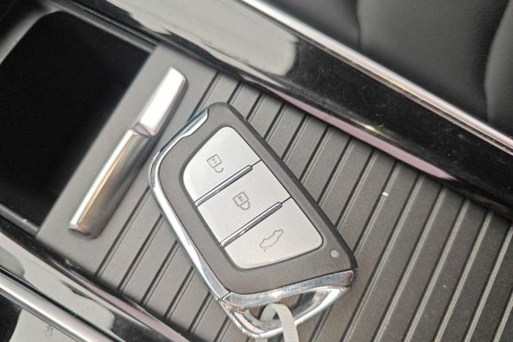 Used SOL X8 2021 300T DCT Luxury Smart Connect Edition 5 Seats
