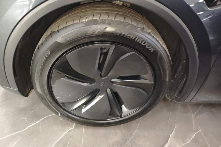 Used Tesla Model Y 2025 Long-Range All-Wheel-Drive Version
