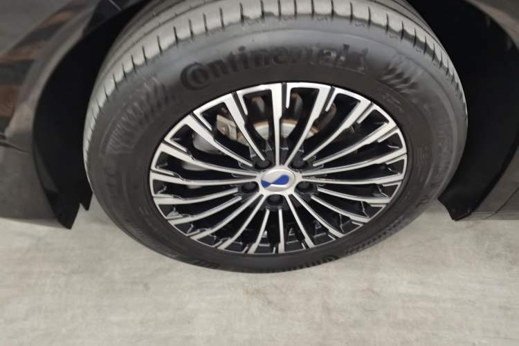 Used Denza D9 2024 DM-i 980 Four-Wheel Drive Flagship Model Left Front Wheel Hub