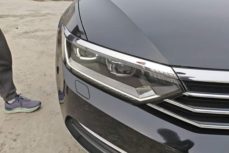 Used Volkswagen Magotan 2017 330TSI DSG Luxury Model Right Front Headlight