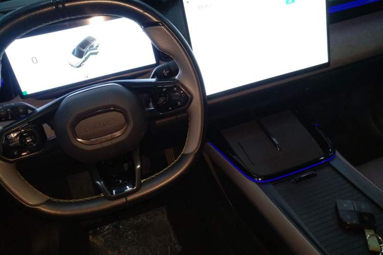 Used Lynk & Co 08 EM-P 2025 220 km All-Wheel-Drive Performance Halo