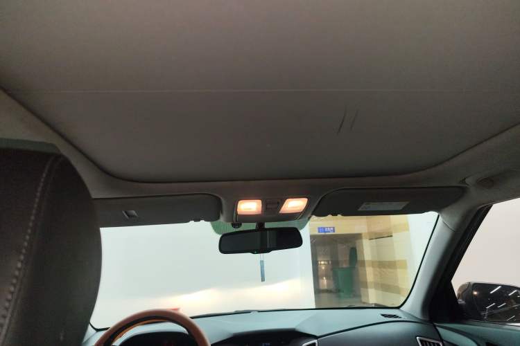 Used Hyundai ix25 2015 1.6L Automatic Two-Wheel-Drive Deluxe DLX Model
