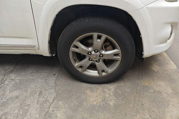 Used Toyota RAV4 2012 Luxurious 2.4L Automatic 4x4 with Stylish Features
