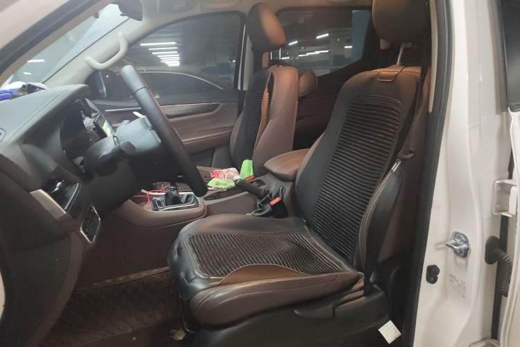 Used Dongfeng Palazzo 2022 2.0T Manual Two-Wheel Drive Luxury Version
