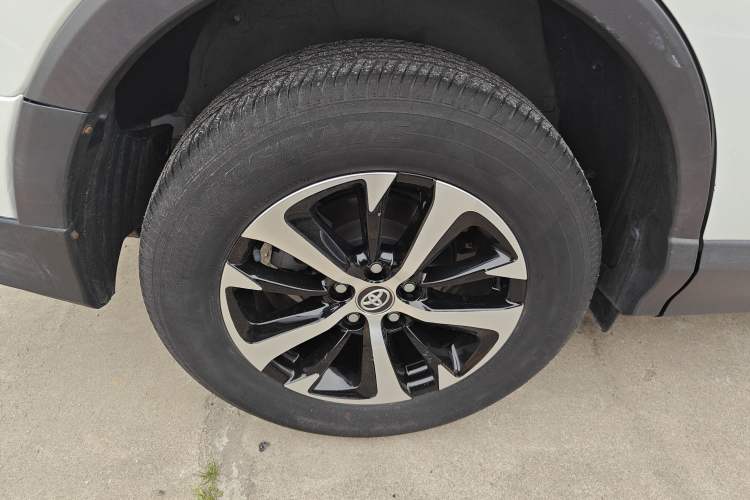 Used Toyota RAV4 2016 2.0L CVT Two-Wheel Drive Fashion Edition China V Standard
