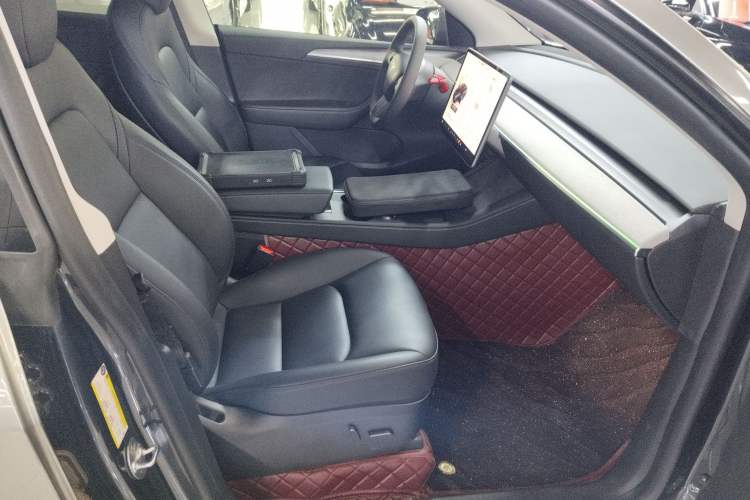 Used Tesla Model Y 2024 Long-Range All-Wheel-Drive Version Right Front Seat