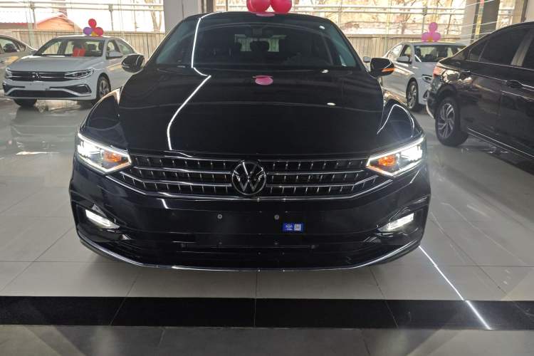 Used Volkswagen Magotan 2025 Zhongxiang Version 330TSI DSG Luxury Edition
