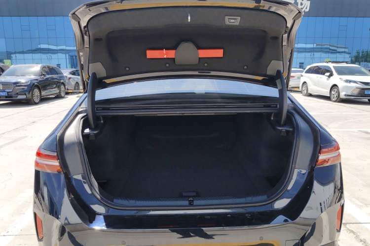 Used BMW i5 2025 eDrive 35L M Sport Package Trunk