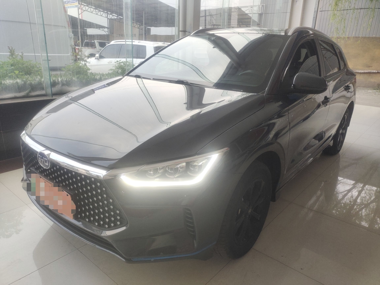 Под передней частью автомобиля