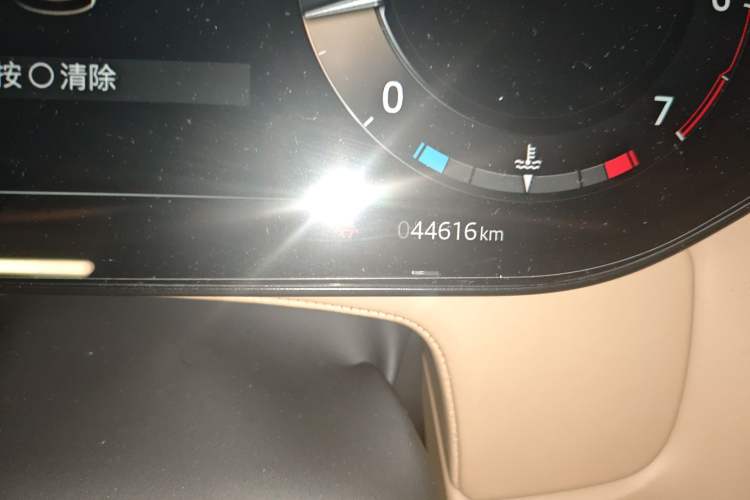 Used Land Rover Range 2024 3.0 L6 360 PS Grand Edition Odometer Close Up