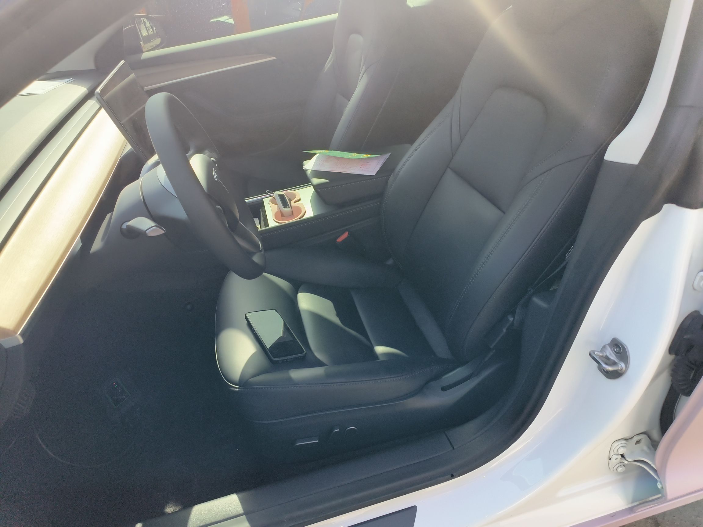 المقاعد الأمامية داخل السيارة