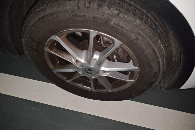 Used Porsche Cayenne 2015 Cayenne 3.0T Right Front Wheel Hub