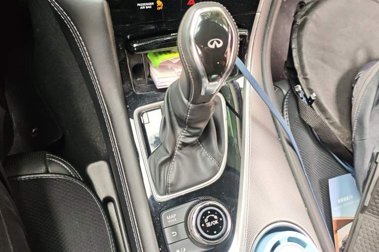Used Infiniti Q50L 2018 2.0T Enjoyment Version China V Standard Gear Lever