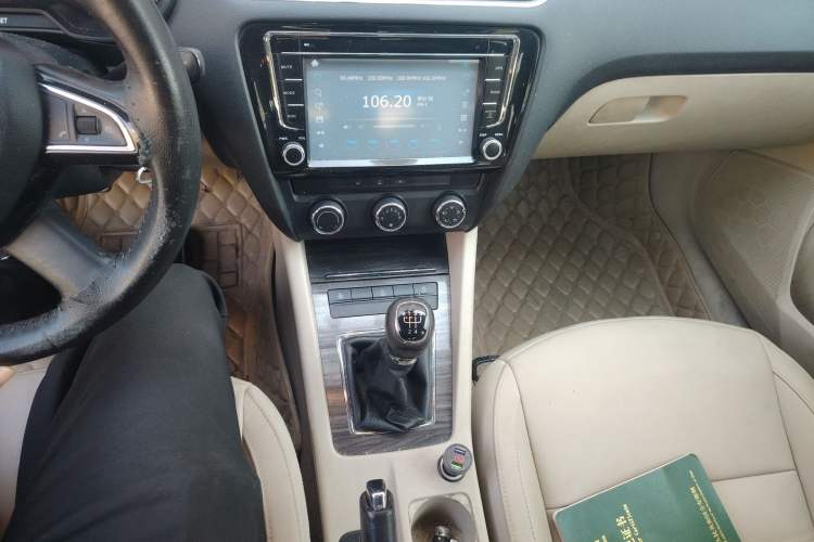 Used Skoda Octavia 2015 1.6L Manual Yijun Edition Gear Lever