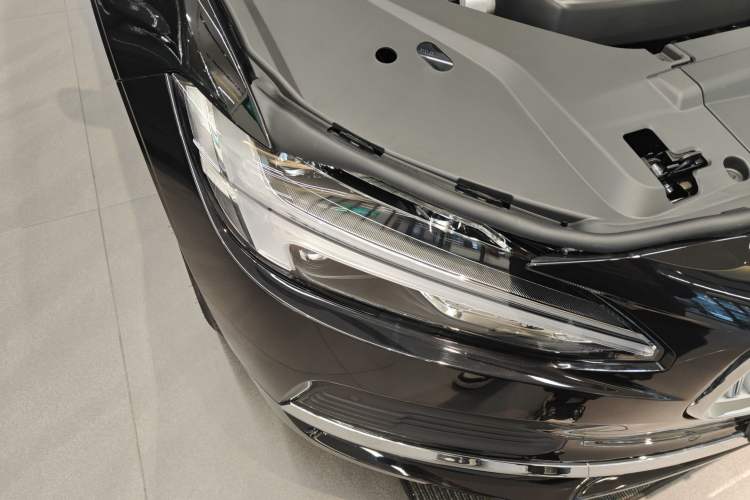 Used Volvo S90 New Energy 2025 Plug-in Hybrid Four-Wheel Drive Long-Range Zhiyi Luxury Edition Right Front Headlight