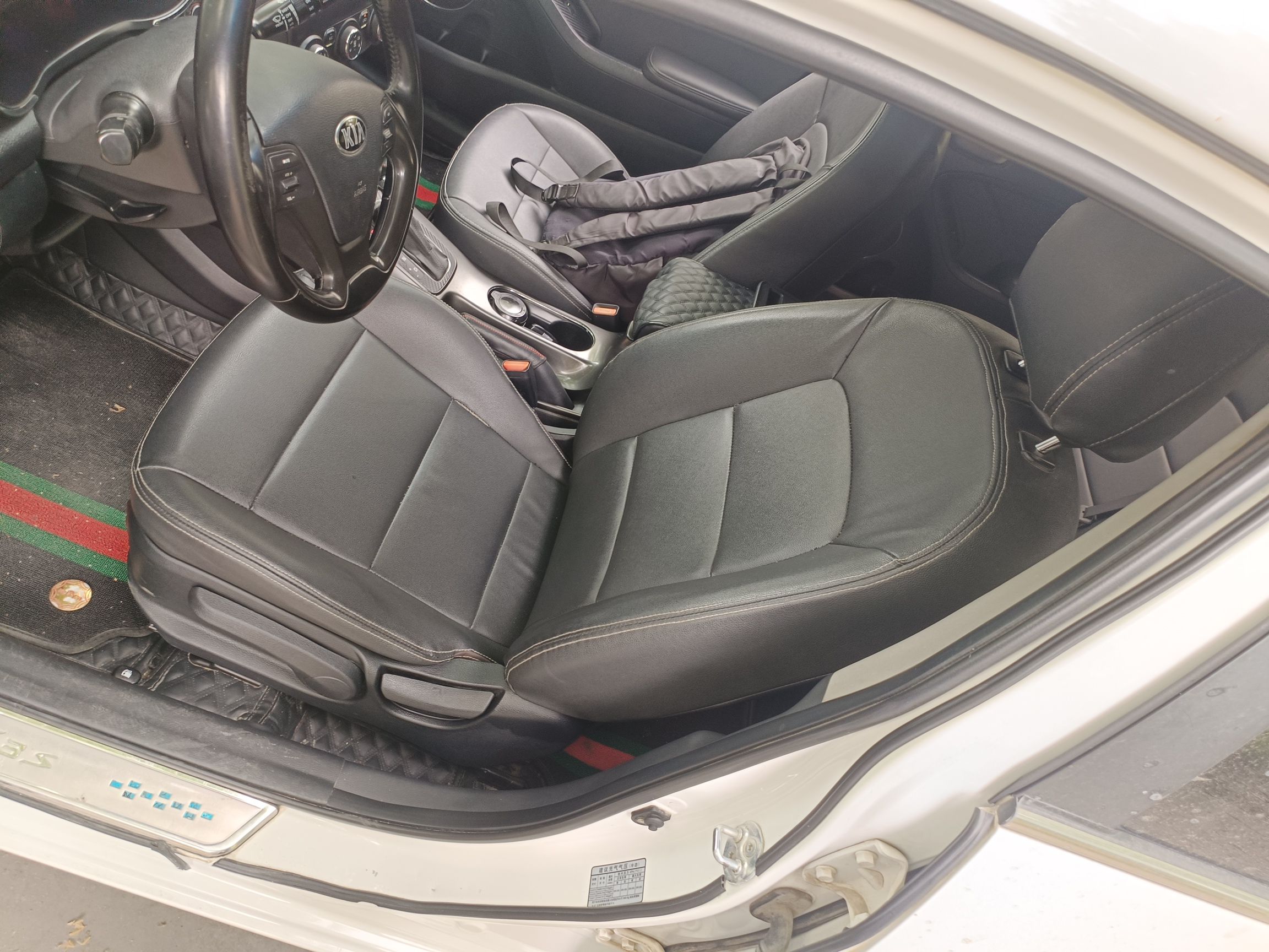 Переднее сиденье в автомобиле